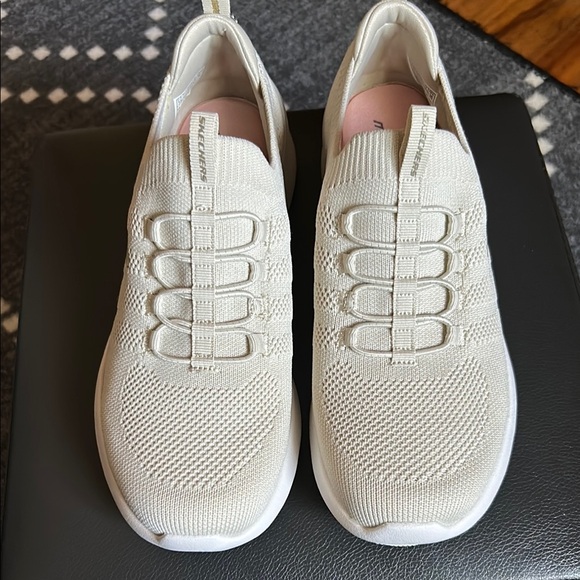 Skechers - Picture 2 of 4